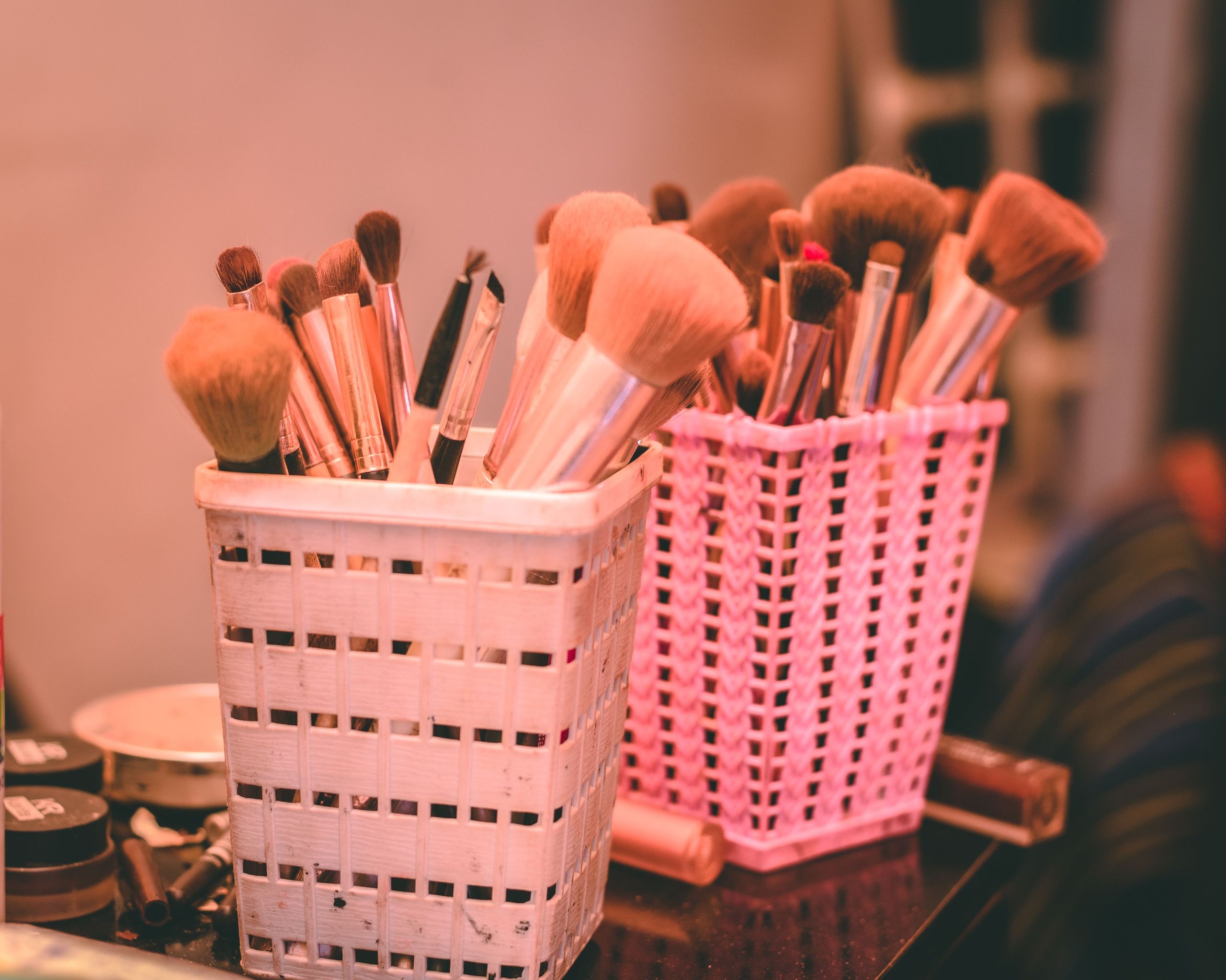 Professional makeup brush set in pink holder